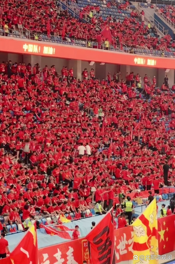 关于红红火火的足球大赛吸引众多球迷的信息