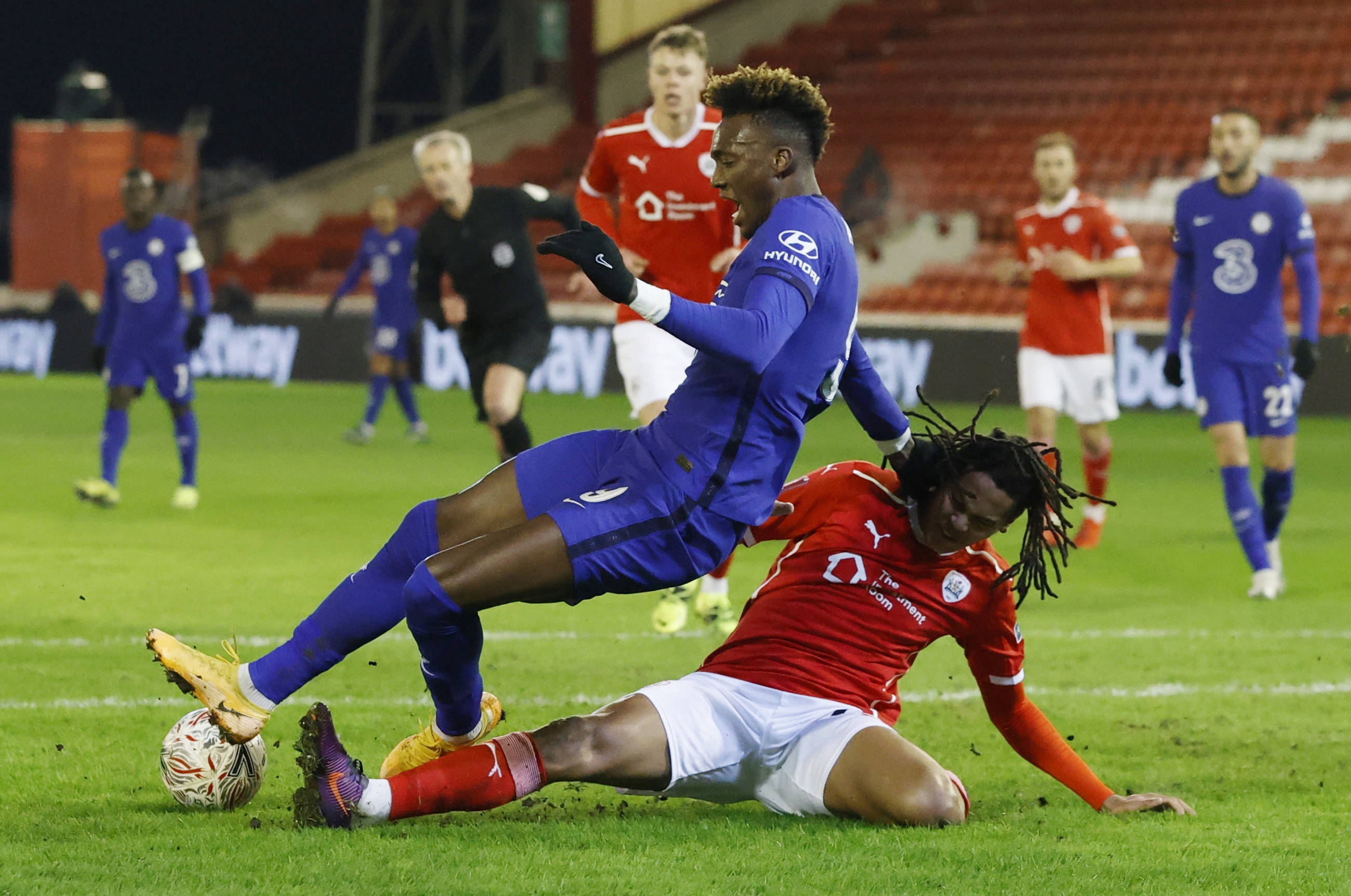 巴恩斯利客场惨败，遭受进攻冲击，需重整旗鼓的简单介绍