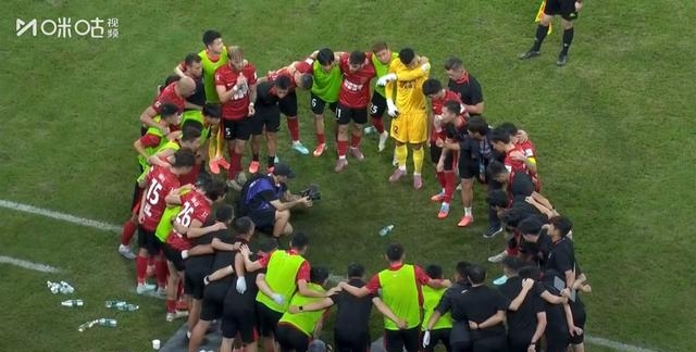 体育场内发生的趣事：球迷的呐喊声响彻全场的简单介绍